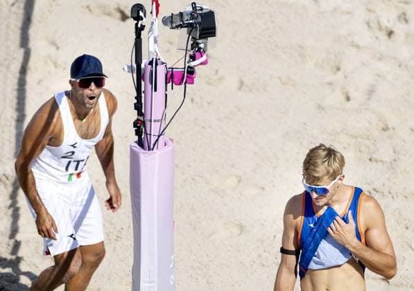 PARIS - Steven van de Velde (R) and Adrian Ignacio Carambula Raurich during the men s Beach volleyball, Beachvolleyball group match between the Netherlands and Italy during the Olympic Games, Olympische Spiele, Olympia, OS in France. ANP KOEN VAN WEEL xVIxANPxSportx xxANPxIVx 504423583 originalFilename: 504423583.jpg