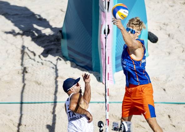 Sport Bilder des Tages PARIS - Steven van de Velde in action against Adrian Ignacio Carambula Raurich (L) during the group match of the men s Beach volleyball, Beachvolleyball between the Netherlands and Italy during the Olympic Games, Olympische Spiele, Olympia, OS in France. ANP KOEN VAN WEEL xVIxANPxSportx xxANPxIVx 504423684 originalFilename: 504423684.jpg