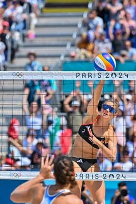 Olympische Spiele (Beachvolleyball); Paris 28.07.2024 Vorrunde, Frauen, GER-FRA; Cinja Tillmann im Angriff, Copyright: xBEAUTIFULxSPORTS TomxBlochx