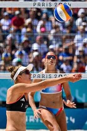 Olympische Spiele (Beachvolleyball); Paris 28.07.2024 Vorrunde, Frauen, GER-FRA; Svenja Mueller, im Zuspiel, hinten Aline Chamereau, Copyright: xBEAUTIFULxSPORTS TomxBlochx