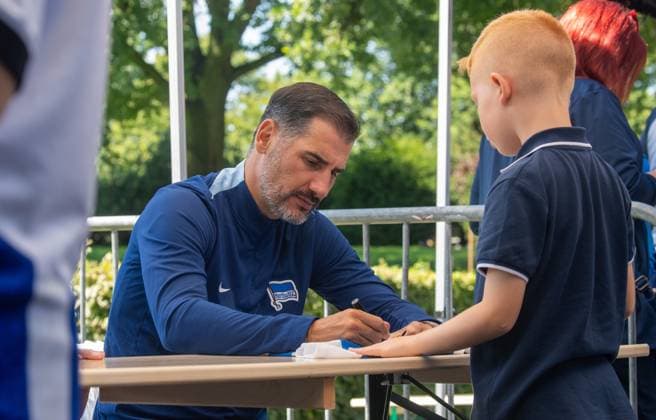 Fussball, Hertha BSC, Saison 2024 25, Saisoneröffnung, Trainer Cristian Fiel (Hertha BSC) gibt Autogramme, 28.07. 2024,
