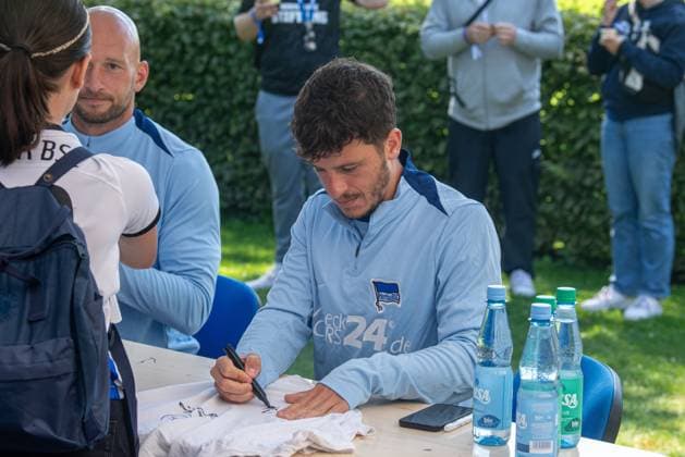 Fussball, Hertha BSC, Saison 2024 25, Saisoneröffnung, Diego Demme (Hertha BSC) gibt Autogramme, 28.07. 2024,