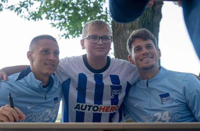 Fussball, Hertha BSC, Saison 2024 25, Saisoneröffnung, v.l. Palko Dardai (Hertha BSC) und Torhüter Dennis Smarsch (Hertha BSC) machen Fotos mit Fans, 28.07. 2024,