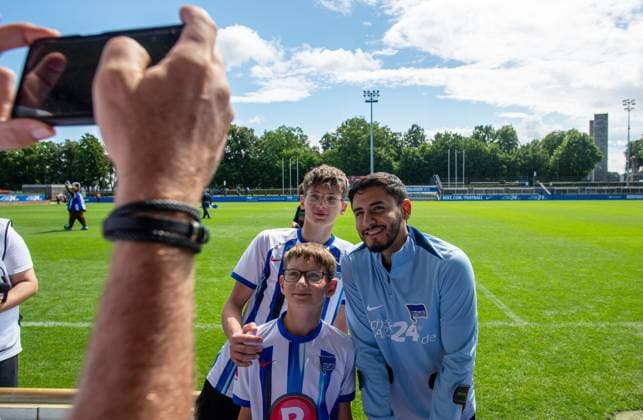 Fussball, Hertha BSC, Saison 2024 25, Saisoneröffnung, Kevin Sessa (Hertha BSC) macht Fotos mit Fans, 28.07. 2024,