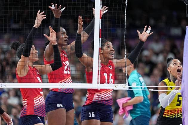 (240728) -- PARIS, July 28, 2024 -- Players of the Dominican Republic communicate with referee during the women s preliminary round pool C volleyball match between Italy and the Dominican Republic at Paris 2024 Olympic Games, Olympische Spiele, Olympia, OS in Paris, France, July 28, 2024. Ju Huanzong) (PARIS2024)FRANCE-PARIS-OLY-VOLLEYBALL juhuanzong 