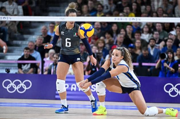 (240728) -- PARIS, July 28, 2024 -- Gaia Giovannini (1st R) of Italy saves the ball during the women s preliminary round pool C volleyball match between Italy and the Dominican Republic at Paris 2024 Olympic Games, Olympische Spiele, Olympia, OS in Paris, France, July 28, 2024. Ju Huanzong) (PARIS2024)FRANCE-PARIS-OLY-VOLLEYBALL juhuanzong 