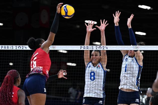 (240728) -- PARIS, July 28, 2024 -- Alessia Orro (2nd R) of Italy blocks the ball from Yonkaira Paola Pena Isabel (2nd L) of the Dominican Republic during the women s preliminary round pool C volleyball match between Italy and the Dominican Republic at Paris 2024 Olympic Games, Olympische Spiele, Olympia, OS in Paris, France, July 28, 2024. Ju Huanzong) (PARIS2024)FRANCE-PARIS-OLY-VOLLEYBALL juhuanzong 