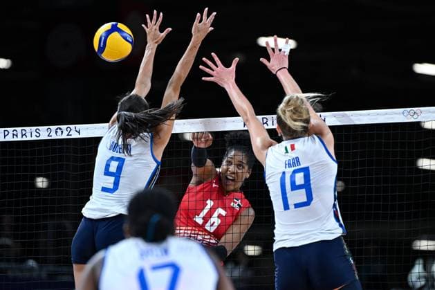 (240728) -- PARIS, July 28, 2024 -- Yonkaira Paola Pena Isabel (C) of the Dominican Republic spikes the ball during the women s preliminary round pool C volleyball match between Italy and the Dominican Republic at Paris 2024 Olympic Games, Olympische Spiele, Olympia, OS in Paris, France, July 28, 2024. Ju Huanzong) (PARIS2024)FRANCE-PARIS-OLY-VOLLEYBALL juhuanzong 