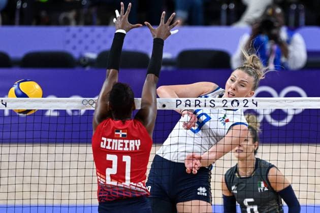 (240728) -- PARIS, July 28, 2024 -- Sarah Luisa Fahr (C) of Italy spikes the ball during the women s preliminary round pool C volleyball match between Italy and the Dominican Republic at Paris 2024 Olympic Games, Olympische Spiele, Olympia, OS in Paris, France, July 28, 2024. Ju Huanzong) (PARIS2024)FRANCE-PARIS-OLY-VOLLEYBALL juhuanzong 