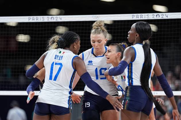 (240728) -- PARIS, July 28, 2024 -- Players of Italy are seen during the women s preliminary round pool C volleyball match between Italy and the Dominican Republic at Paris 2024 Olympic Games, Olympische Spiele, Olympia, OS in Paris, France, July 28, 2024. Ju Huanzong) (PARIS2024)FRANCE-PARIS-OLY-VOLLEYBALL juhuanzong 