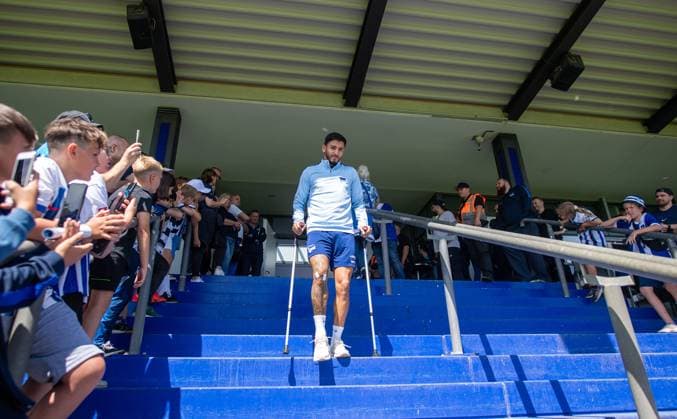 Fussball, Hertha BSC, Saison 2024 25, Saisoneröffnung, Kevin Sessa (Hertha BSC) auf Krücken, 28.07. 2024,