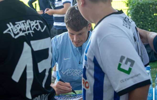 Fussball, Hertha BSC, Saison 2024 25, Saisoneröffnung, Torhüter Dennis Smarsch (Hertha BSC) gibt Autogramme, 28.07. 2024,