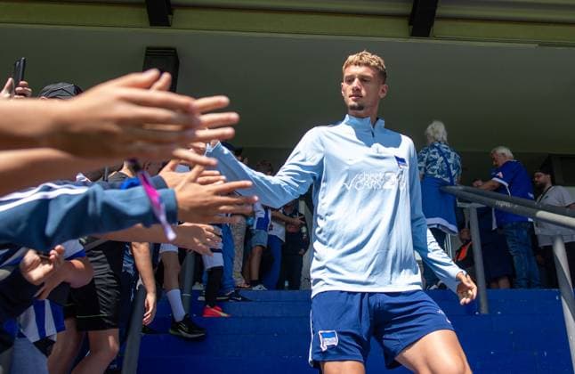 Fussball, Hertha BSC, Saison 2024 25, Saisoneröffnung, Michael Cuisance (Hertha BSC) wird von Fans begrüßt, 28.07. 2024,