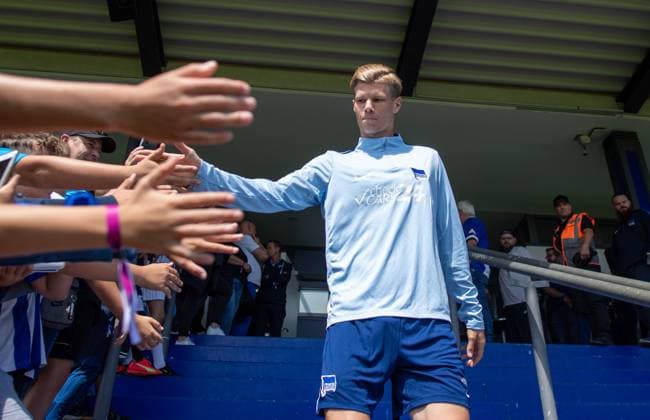 Fussball, Hertha BSC, Saison 2024 25, Saisoneröffnung, Luca Schuler (Hertha BSC) wird von Fans begrüßt, 28.07. 2024,