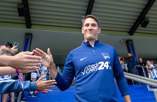 Fussball, Hertha BSC, Saison 2024 25, Saisoneröffnung, Co-Trainer Jaime Monroy (Hertha BSC) wird von Fans begrüßt, 28.07. 2024, *** Soccer, Hertha BSC, Season 2024 25, Season opening, Co coach Jaime Monroy Hertha BSC is welcomed by fans, 28 07 2024, Copyright: xSebastianxRäppold MatthiasxKochx