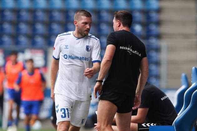 Auswechslung - Robert Leipertz (1. FC Magdeburg,31) mit Trainer Christian Titz (1. FC Magdeburg) - 2. Fußball Bundesliga Saison 2024-2025 Testspiel Sommervorbereitung 1. FC Magdeburg vs Sampdoria Genua in der Avnet Arena in Magdeburg - Fußball,Mann,Männer,Deutschland,27.07.2024