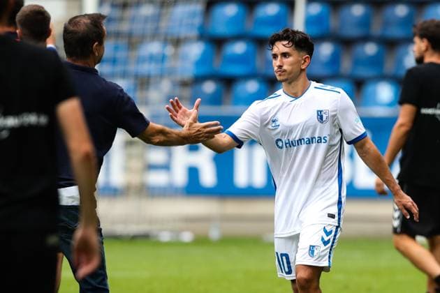 Jason Ceka (1. FC Magdeburg,10) mit Geschäftsführer Otmar Schork (1. FC Magdeburg) - 2. Fußball Bundesliga Saison 2024-2025 Testspiel Sommervorbereitung 1. FC Magdeburg vs Sampdoria Genua in der Avnet Arena in Magdeburg - Fußball,Mann,Männer,Deutschland,27.07.2024
