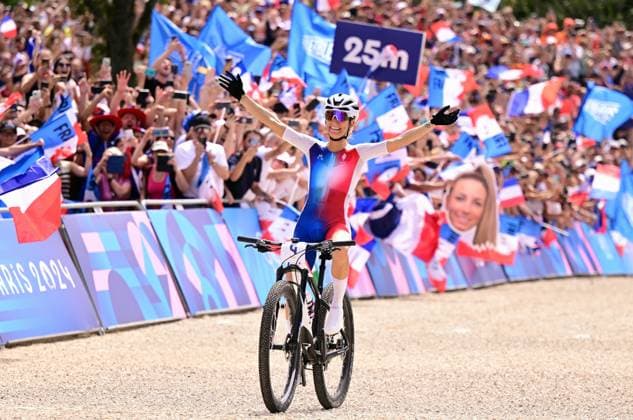 Bilder des Jahres 2024, Sport 07 Juli Sport Themen der Woche KW30 Sport Bilder des Tages French Pauline Ferrand Prevot celebrates as she crosses the finish line to win the women s cross-country cycling race of the Paris 2024 Olympic Games, Olympische Spiele, Olympia, OS at the Colline d Elancourt climb near Paris, France on Sunday 28 July 2024. The Games of the XXXIII Olympiad are taking place in Paris from 26 July to 11 August. The Belgian delegation counts 165 athletes competing in 21 sports. LAURIExDIEFFEMBACQ  x97237461x
