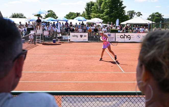 Tennis Frauen ITF Tour AHG BMW Cup Bildechingen 2024 28.07.2024 Finale, Julie Struplova (CZE) vor rund 300 Zuschauern