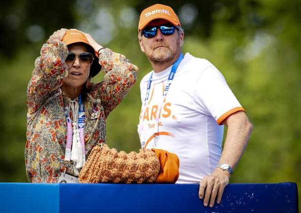 Sport Themen der Woche KW30 Sport Bilder des Tages PARIS - Queen Maxima and King Willem-Alexander watch mountain bike star Puck Pieterse during the mountain bike cross-country final at the Olympic Games, Olympische Spiele, Olympia, OS in France. ANP ROBIN VAN LONKHUIJSEN xVIxANPxSportx xxANPxIVx 504454219 originalFilename: 504454219.jpg