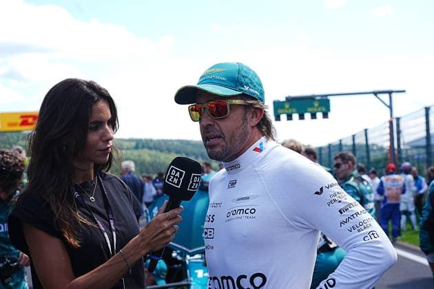 Formula 1 Rolex Belgian Grand Prix 2024 28.07.2024, Circuit de Spa-Francorchamps, Spa-Francorchhamps, Formula 1 Rolex Belgian Grand Prix 2024 , im Bild Fernando Alonso (ESP), Aston Martin Aramco Cognizant Formula One Team wird von seiner Freundin DAZN-Reporterin Melissa Jimenez interviewt.