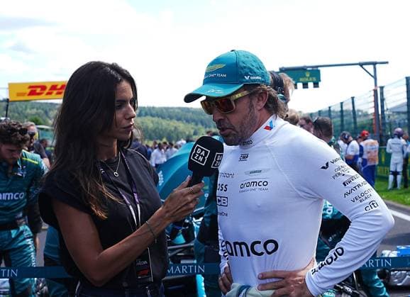 28.07.2024, Circuit de Spa-Francorchamps, Spa-Francorchhamps, Formula 1 Rolex Belgian Grand Prix 2024 , im Bild Fernando Alonso (ESP), Aston Martin Aramco Cognizant Formula One Team wird von seiner Freundin DAZN-Reporterin Melissa Jimenez interviewt. Defodi-506_20240728_hbr_1024