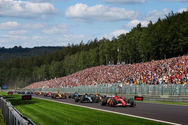 start of the race, depart, 16 LECLERC Charles (mco), Scuderia Ferrari SF-24, 44 HAMILTON Lewis (gbr), Mercedes AMG F1 Team W15, action during the Formula 1 Rolex Belgian Grand Prix 2024, 14th round of the 2024 Formula One World Championship, WM, Weltmeisterschaft from July 26 to 28, 2024 on the Circuit de Spa-Francorchamps, in Stavelot, Belgium - F1 - BELGIAN GRAND PRIX 2024 DPPI Panoramic  240728_R14_BELGIO_DP_AV3_3744