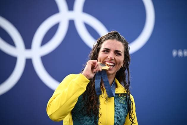 Bilder des Jahres 2024, Sport 07 Juli Sport Themen der Woche KW30 Sport Bilder des Tages OLY24 CANOE SLALOM, Australian canoeist Jessica Fox holds poses with her gold medal after winning the Women s Kayak Single Final at Vaires-sur-Marne Nautical Stadium as part of the 2024 Paris Summer Olympic Games, Olympische Spiele, Olympia, OS in Seine?et?Marne, France, Sunday, July 28, 2024. ( NO ARCHIVING, EDITORIAL USE ONLY, NO USE IN BOOKS WITHOUT CONSENT SEINE?ET?MARNE FRANCE  Copyright: xDANxHIMBRECHTSx 20240729165540450635