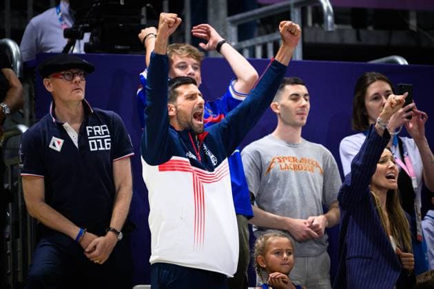 28.07.2024, Paris, Arena Paris Süd Volleyball, Olympische Spiele, Vorrunde, Frankreich (FRA) vs. Serbien (SRB) Jubel Tennisspieler Tennisstar Novak Djokovic beim Satzgewinn Serbien