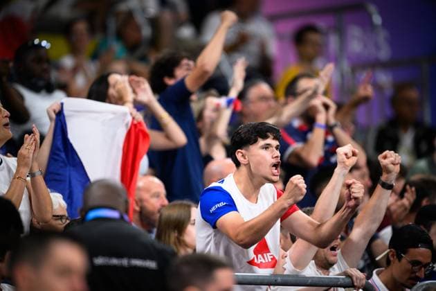 28.07.2024, Paris, Arena Paris Süd Volleyball, Olympische Spiele, Vorrunde, Frankreich (FRA) vs. Serbien (SRB) Feature Zuschauer Fans Frankreich