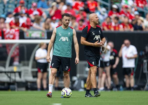 Football - Pre-Season - Liverpool in Philadelphia PHILADELPHIA - Sunday, July 28, 2024: Liverpool s Diogo Jota (L) and head coach Arne Slot during an open training session at Lincoln Financial Field on day five of the club s pre-season tour of the USA. (Photo by David Rawcliffe Propaganda) PHILADELPHIA Lincoln Financial Field PENNSYLVANIA USA  Copyright: xPropagandaxPhotoxAgencyx P2024-07-28-Liverpool_Philadelphia-47