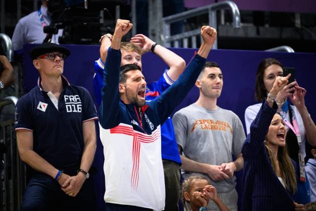 28.07.2024, Paris, Arena Paris Süd Volleyball, Olympische Spiele, Vorrunde, Frankreich (FRA) vs. Serbien (SRB) Jubel Tennisspieler Tennisstar Novak Djokovic beim Satzgewinn Serbien