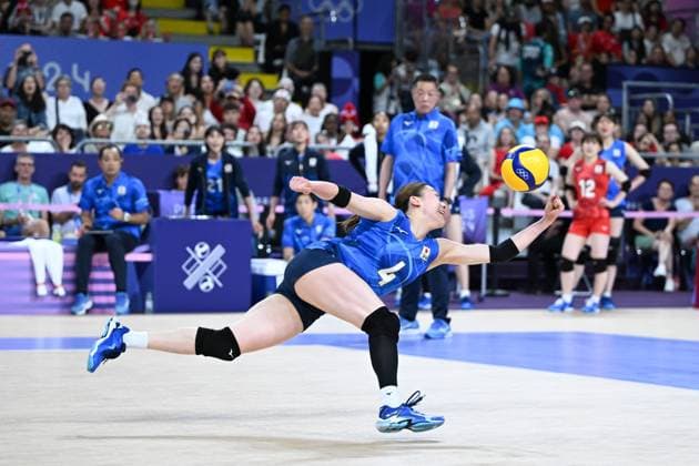 (240728) -- PARIS, July 28, 2024 -- Ishikawa Mayu of Japan saves the ball during the women s preliminary round pool B volleyball match between Poland and Japan at Paris 2024 Olympic Games, Olympische Spiele, Olympia, OS in Paris, France, July 28, 2024. ) (PARIS2024)FRANCE-PARIS-OLY-VOLLEYBALL JuxHuanzong 