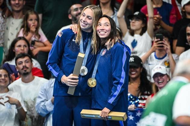Bilder des Jahres 2024, Sport 07 Juli Sport Themen der Woche KW30 Sport Bilder des Tages HUSKE Torri of United States celebrates with his gold medal and WALSH Gretchen of United States celebrates his with his silver medal during the Swimming, WOMEN S 100M BUTTERFLY FINAL, Olympic Games, Olympische Spiele, Olympia, OS Paris 2024 on 28 July 2024 at Paris La Defense Arena in Nanterre, France - Photo Matthieu Mirville DPPI Media Panoramic OLYMPIC GAMES PARIS 2024 - 28 07 DPPI Panoramic  MM1-2599