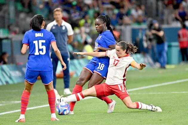 JEUX OLYMPIQUES PARIS 2024 PHOTOPQR LE PROGRES Rémy PERRIN - Saint-Étienne 28 07 2024 - JO Paris 2024 -Match de football féminin Jeux Olympiques Paris 2024 entre la France et le Canada. Au stade Geoffroy-Guichard de Saint-Etienne. Mbock - The Paris 2024 Summer Olympic Games, Olympische Spiele, Olympia, OS (Jul 26-Aug 11, 2024). July 28, 2024