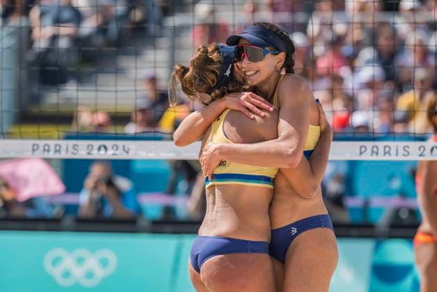 July 28, 2024, Paris, Ile de France, France: CAROLINA SOLBERG SALGADO (BRA) (1) and BARBARA SEIXAS DE FREITAS (BRA) (2) celebrate after scoring a point against Team Japan (JPN) in the Preliminary Phase - Pool E Women s Beach volleyball, Beachvolleyball at the Stade Tour Eiffel stadium during the 2024 Paris Summer Olympics in Paris, France. Paris France - ZUMAa161 20240728_oly_a161_069 Copyright: xWalterxArcex