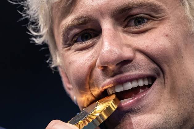 Bilder des Jahres 2024, Sport 07 Juli Sport Themen der Woche KW30 Sport Bilder des Tages 240728 Nicolo Martinenghi of Italy celebrates with his gold medal after the men™s 100 meters breaststroke swimming final during day 2 of the Paris 2024 Olympic Games, Olympische Spiele, Olympia, OS on July 28, 2024 in Paris. Photo: Maxim ThorÃ BILDBYRAN kod MT JM0585 bbeng simning swimming svomming olympic games olympics os ol olympiska spel olympiske leker paris 2024 paris-os paris-ol jubel *** 240728 Nicolo Martinenghi of Italy celebrates with his gold medal after the men™s 100 meters breaststroke swimming final during day 2 of the Paris 2024 Olympic Games on July 28, 2024 in Paris Photo Maxim ThorÃ BILDBYRAN code MT JM0585 bbeng swimming swimming swimming olympic games olympics os ol olympiska spelen olympiske leker paris 2024 paris os paris ol jubel  Copyright: MAXIMxTHORE BB240728MT083