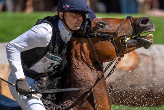Bilder des Jahres 2024, Sport 07 Juli Sport Themen der Woche KW30 Sport Bilder des Tages July 28, 2024, Paris, France: MIROSLAV TRUNDA s head collides with his horse on a jump during Cross country eventing Equestrian competition held on the grounds of the Palace of Versailles during the XXXIII Olympic Games, Olympische Spiele, Olympia, OS Paris 2024: Equestrian  - ZUMAa35_ 20240728_zaf_a35_001 Copyright: xDanielxA.xAndersonx