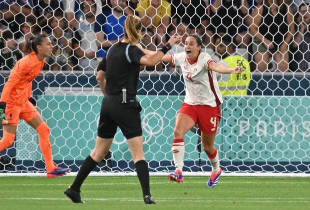 Paris 2024, Fußball, Frauen, Frankreich - Kanada Constance Picaud (France) - Joy of Evelyne Viens (Canada), women football, Argentina vs Morocco , Women preliminary round during the Olympic Games, Olympische Spiele, Olympia, OS Paris 2024 JO 2024 : FOOTBALL FEMININ - France vs Canada - Jeux Olympiques 2024 - Paris2024 - Saint-Etienne - 28 07 2024 DPPI Panoramic 