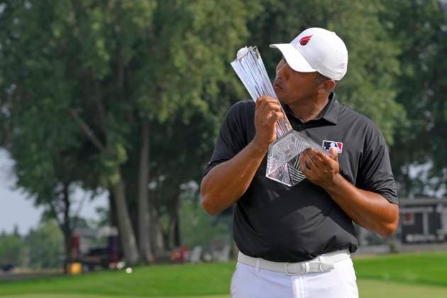 BLAINE, MN - JULY 28: Jhonattan Vegas kisses the trophy he was presented after winning the 3M Open at TPC Twin Cities on July 27, 2024 in Blaine, Minnesota.(Photo by Nick Wosika Icon Sportswire) GOLF: JUL 28 PGA, Golf Herren 3M Open EDITORIAL USE ONLY Icon202407283023