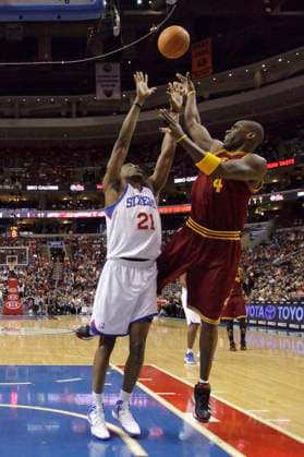 NBA, Basketball Herren, USA 2012: Cavaliers vs 76ers MAR 27 March 27, 2012: Cleveland Cavaliers power forward Antawn Jamison (4) goes up for the shot over Philadelphia 76ers forward Thaddeus Young (21)during the NBA game between the Cleveland Cavaliers and the Philadelphia 76ers at the Wells Fargo Center in Philadelphia, Pennsylvania. The Philadelphia 76ers beat the Cleveland Cavaliers, 103-85.(Credit Image: & 169; Chris Szagola Cal Media) Philadelphia Pennsylvania U.S. EDITORIAL USE ONLY Copyright: xx ZUMA-20120327_zaf_cs7_016.jpg ChrisxSzagolax csmphoto585709