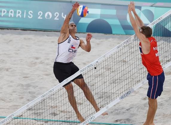 (240728) -- PARIS, July 28, 2024 -- Esteban Grimalt (L) of Chile competes during the men s pool B Beach volleyball, Beachvolleyball match between Norway and Chile at the Paris 2024 Olympic Games, Olympische Spiele, Olympia, OS in Paris, France, on July 28, 2024. ) (PARIS2024)FRANCE-PARIS-OLY-BEACH VOLLEYBALL HuangxZongzhi 