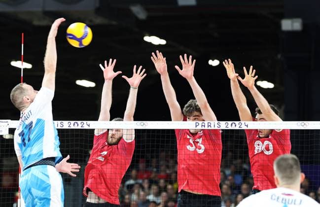 Paris 2024, Volleyball, Männer, Kanada - Slowenien (240728) -- PARIS, July 28, 2024 -- Tine Urnaut (1st L) of Slovenia spikes the ball during the men s preliminary round pool A volleyball match between Slovenia and Canada at Paris 2024 Olympic Games, Olympische Spiele, Olympia, OS in Paris, France, July 28, 2024. ) (PARIS2024)FRANCE-PARIS-OLY-VOLLEYBALL LixGang
