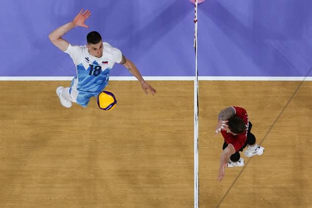 Paris 2024, Volleyball, Männer, Kanada - Slowenien (240728) -- PARIS, July 28, 2024 -- Klemen Cebulj (L) of Slovenia spikes during the men s preliminary round pool A match of volleyball between Canada and Slovenia in Paris, France, July 28, 2024. Chen Yichen) (PARIS2024)FRANCE-PARIS-OLY-VOLLEYBALL chenyichen 