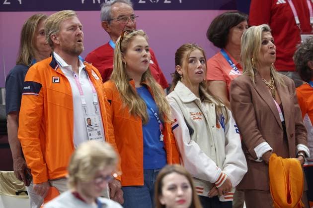 PARIS, 29-07-2024, Paris 2024 Olympic Games, Olympische Spiele, Olympia, OS Paris South Arena, Volleyball women, Netherlands - Turkey, The Koniklije family participates in the Dutch national anthem France: Olympic Games - Volleyball women Netherlands - Turkey (Paris 2024)  x25875234x Copyright: