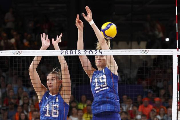 PARIS, 29-07-2024, Paris 2024 Olympic Games, Olympische Spiele, Olympia, OS Paris South Arena, Volleyball women, Netherlands - Turkey, Indy Baijens (L) and Nika Daalderop, during the game France: Olympic Games - Volleyball women Netherlands - Turkey (Paris 2024)  x25875272x Copyright: