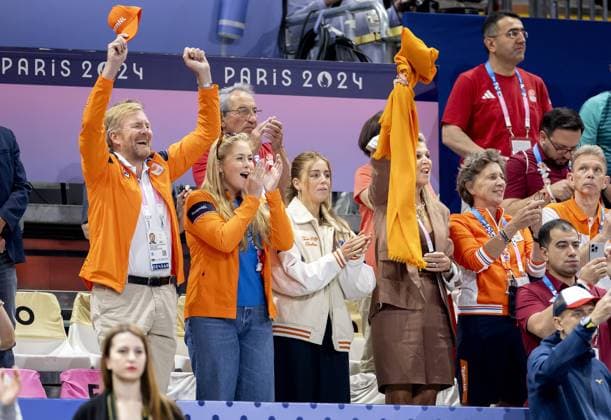 PARIS - King Willem-Alexander, Princess Amalia, Princess Alexia and Queen Maxima during the group match between the Netherlands and Turkey of the volleyball tournament during the Olympic Games, Olympische Spiele, Olympia, OS The Dutch volleyball women last participated in the Games in 2016 in Rio de Janeiro. ANP ROBIN VAN LONKHUIJSEN xVIxANPxSportx xxANPxIVx 504527384 originalFilename: 504527384.jpg