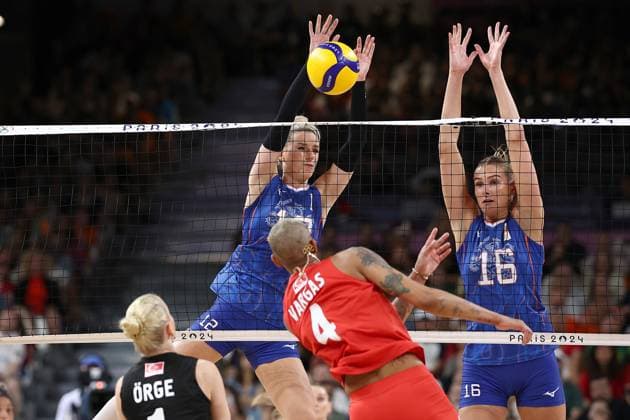 PARIS, 29-07-2024, Paris 2024 Olympic Games, Olympische Spiele, Olympia, OS Paris South Arena, Volleyball women, Netherlands - Turkey, Indy Baijens (R) and Britt Bongaerts, during the game France: Olympic Games - Volleyball women Netherlands - Turkey (Paris 2024)  x25875529x Copyright: