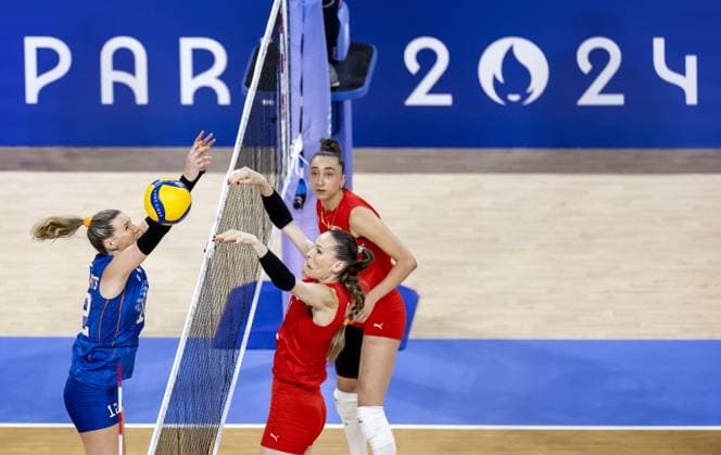 PARIS - Britt Bongaerst (L) in action against Eda Erdem Dundar (R) during the group match between the Netherlands and Turkey of the volleyball tournament during the Olympic Games, Olympische Spiele, Olympia, OS The Dutch volleyball women last participated in the Games in 2016 in Rio de Janeiro. ANP ROBIN VAN LONKHUIJSEN xVIxANPxSportx xxANPxIVx 504530716 originalFilename: 504530716.jpg