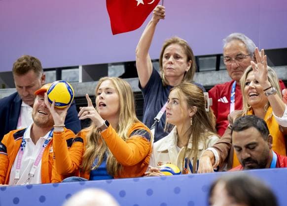 PARIS - King Willem-Alexander, Princess Amalia, Princess Alexia and Queen Maxima during the group match between the Netherlands and Turkey of the volleyball tournament during the Olympic Games, Olympische Spiele, Olympia, OS The Dutch volleyball women last participated in the Games in 2016 in Rio de Janeiro. ANP ROBIN VAN LONKHUIJSEN xVIxANPxSportx xxANPxIVx 504531494 originalFilename: 504531494.jpg
